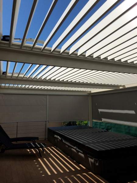 Stores screen sur pergola bioclimatique solisystème par Cauchi Design La ciotat